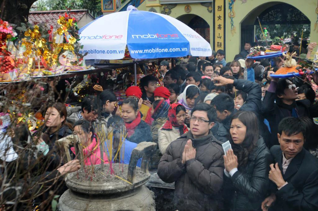 Thắp hương tạ lễ, xin lộc đầu năm