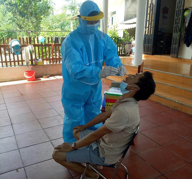 Nhân viên y tế TP Đông Hà trực tiếp đến từng nhà dân để lấy mẫu xét nghiệm. Nhân viên y tế TP Đông Hà trực tiếp đến từng nhà dân để lấy mẫu xét nghiệm.