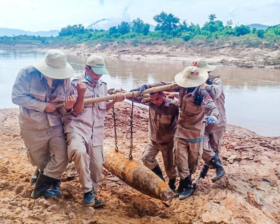 Thành viên Đội EOD1 vận chuyển quả bom nặng 227 kg về nơi tập kết an toàn. Ảnh: PTVN.