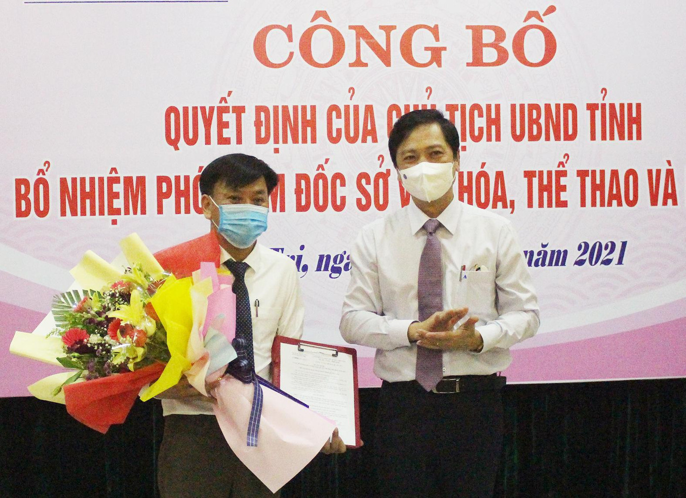 Trao Quyết định bổ nhiệm Phó Giám đốc Sở VH-TH&DL Hồ Văn Hoan. Trao Quyết định bổ nhiệm Phó Giám đốc Sở VH-TH&DL Hồ Văn Hoan.