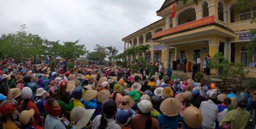 Người dân ở hai huyện Triệu Phong, Hải Lăng (Quảng Trị) nhận tiền cứu trợ của đoàn từ thiện ca sĩ Thủy Tiên.