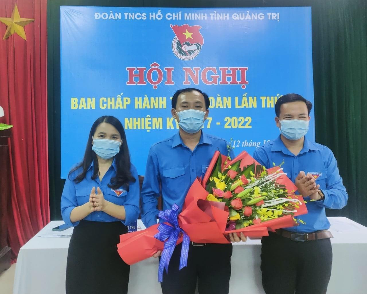 Chị Trần Thị Thu-Bí Thư Tỉnh Đoàn, Chủ tịch Hội LHTN tỉnh Quảng Trị (trái) và anh Mai Văn Nam-Phó Bí thư Tỉnh Đoàn Quảng Trị (phải) tặng hoa chúc mừng anh Phạm Xuân Khánh.