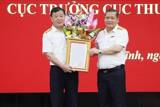 Ông Trương Quang Long nhận Quyết định bổ nhiệm chức vụ Cục trưởng Cục Thuế Hà Tĩnh. Ảnh: Báo Hà Tĩnh