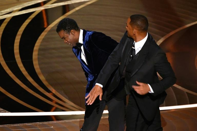 Will Smith tát Chris Rock trên sân khấu Oscar 2022. Will Smith tát Chris Rock trên sân khấu Oscar 2022.