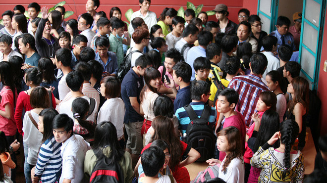 Chiều 1-8, TP.HCM mưa tầm tã nhưng đến 18g vẫn còn rất đông khán giả đứng bên ngoài khán phòng dù ban tổ chức đã tuyên bố đóng cổng. Ảnh: Gia Tiến. Chiều 1-8, TP.HCM mưa tầm tã nhưng đến 18g vẫn còn rất đông khán giả đứng bên ngoài khán phòng dù ban tổ chức đã tuyên bố đóng cổng. Ảnh: Gia Tiến