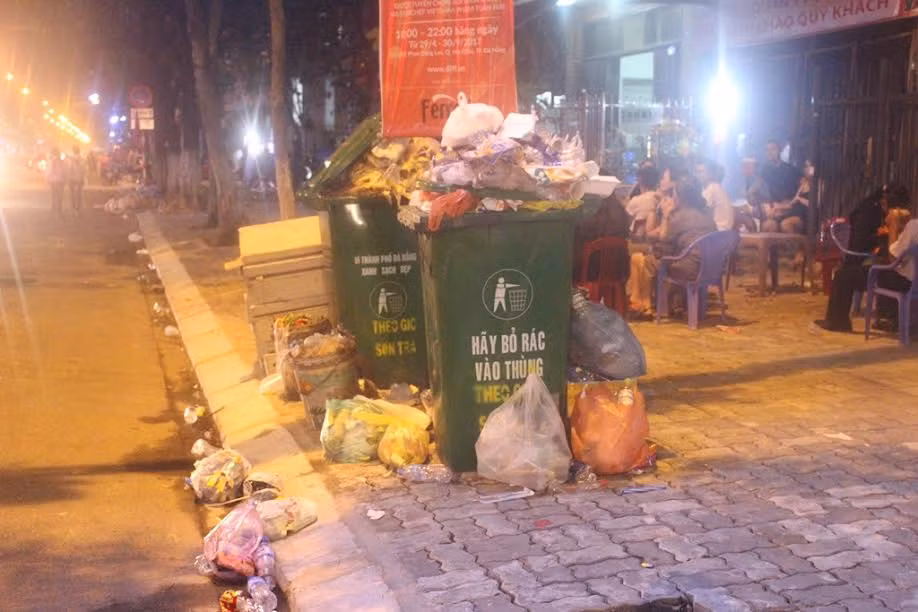 Rác ngập đường phố Đà Nẵng sau lễ hội pháo hoa ảnh 2