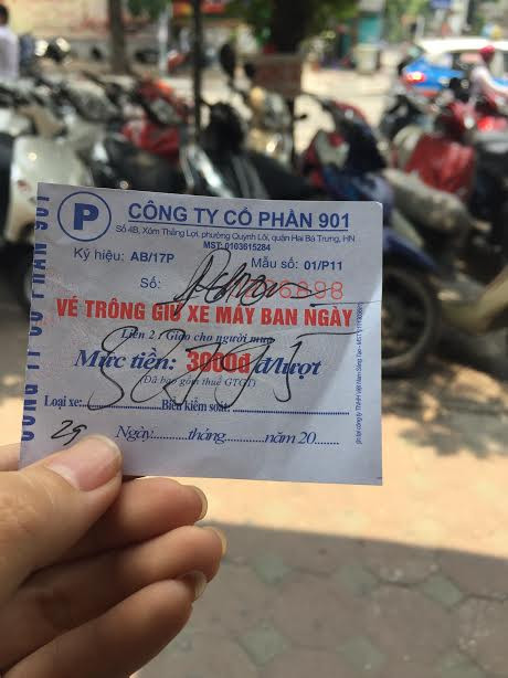 Bãi trông xe bệnh viện lại chiếm vỉa hè, 'chặt chém' giá ảnh 2