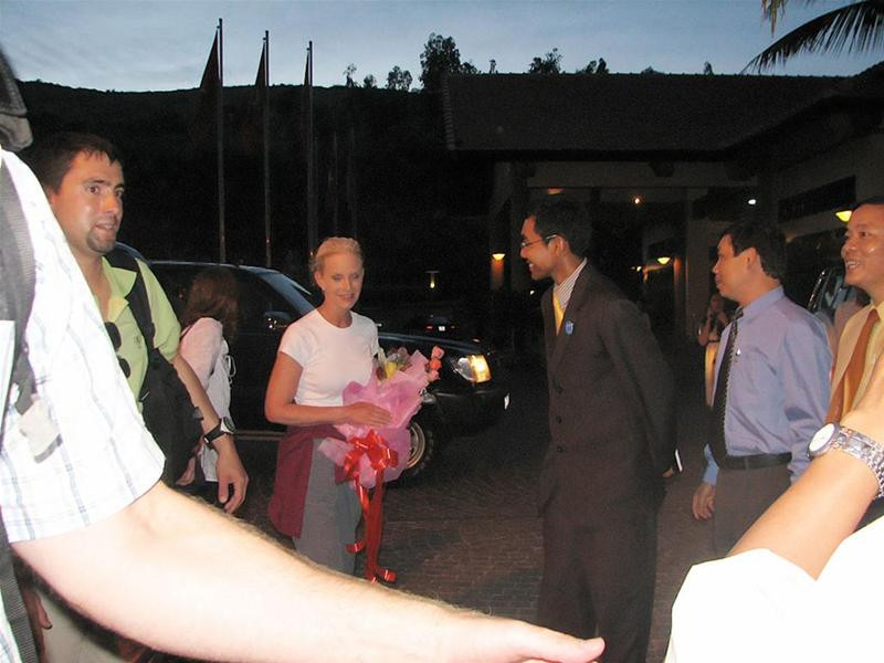 Bà Cindy McCain và những người cùng đi tại khu đón tiếp của Vinpearl Land. Ảnh : Đình Quân Bà Bà Cindy McCain xuống bến ca-nô để sang đảo Hòn Tre. Ảnh : Đình Quân Các nhân viên đi theo bà Cindy cho biết, chưa thể phỏng vấn bà trong tối nay, đồng thời cũng từ chối khéo những pha ghi hình cận cảnh của phóng viên. Ảnh : Đình Quân Bà Cindy cùng các nhân viên tháp tùng. Ảnh : Đình Quân.