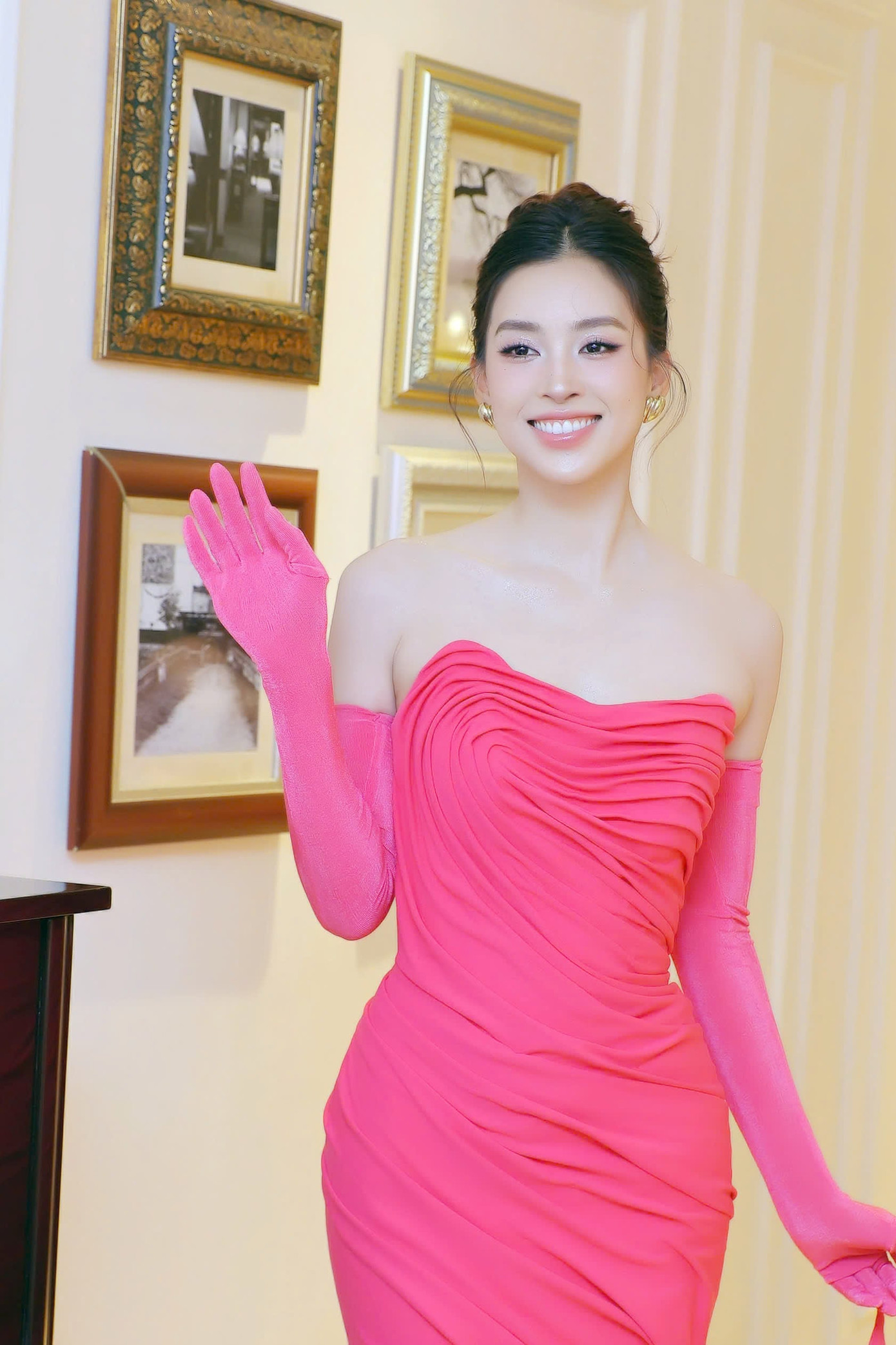 Cận nhan sắc rạng tỡ của Hoa hậu Tiểu Vy tại buổi họp báo khởi động cuộc thi Hoa hậu Việt Nam 2024 tại Hà Nội.