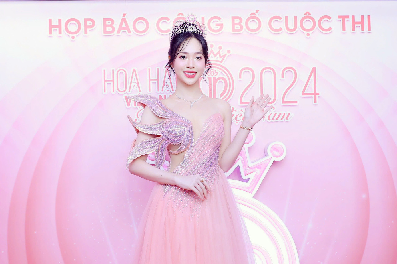 Á hậu 1 HHVN 2022 Trịnh Thùy Linh xuất hiện đầy ngọt ngào tại thảm đỏ họp báo.