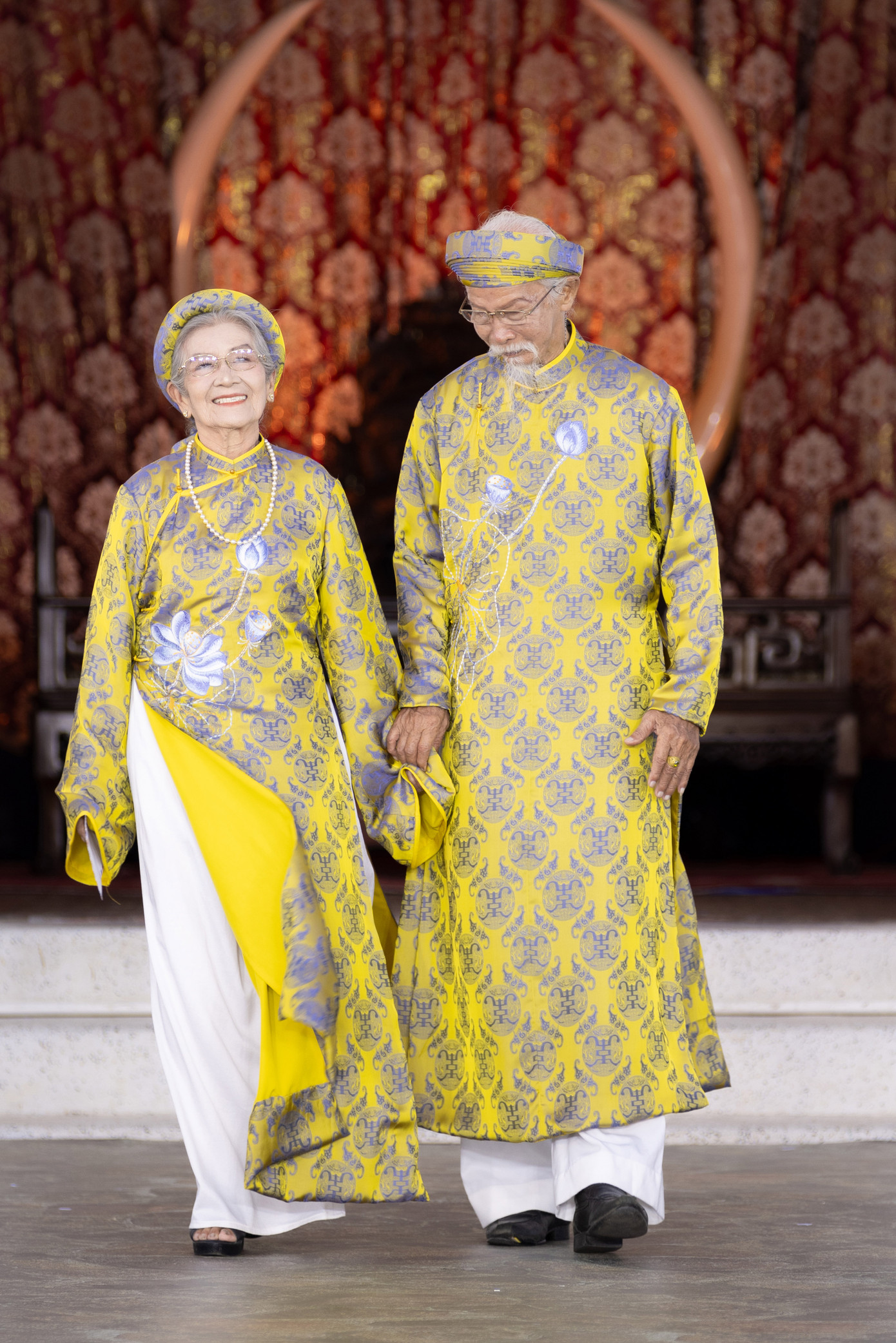 NSƯT Phi Điểu (trái) diễn thời trang tại khu di tích Bạch Dinh. NSƯT Phi Điểu (trái) diễn thời trang tại khu di tích Bạch Dinh.