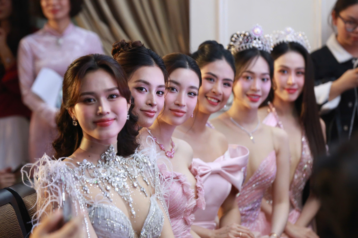 Các Hoa, Á hậu trưởng thành từ cuộc thi Hoa hậu Việt Nam có mặt để chúc mừng sự trở lại của cuộc thi. Tất cả đều vui mừng khi trở lại ngôi nhà chung HHVN. Khoảnh khắc các Hoa hậu, Á hậu Việt Nam chung khung hình thu hút sự chú ý.