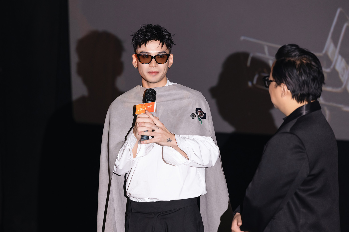 Đại diện gia đình và các nhà sản xuất có mặt tại lễ ra mắt album. Đại diện gia đình và các nhà sản xuất có mặt tại lễ ra mắt album.