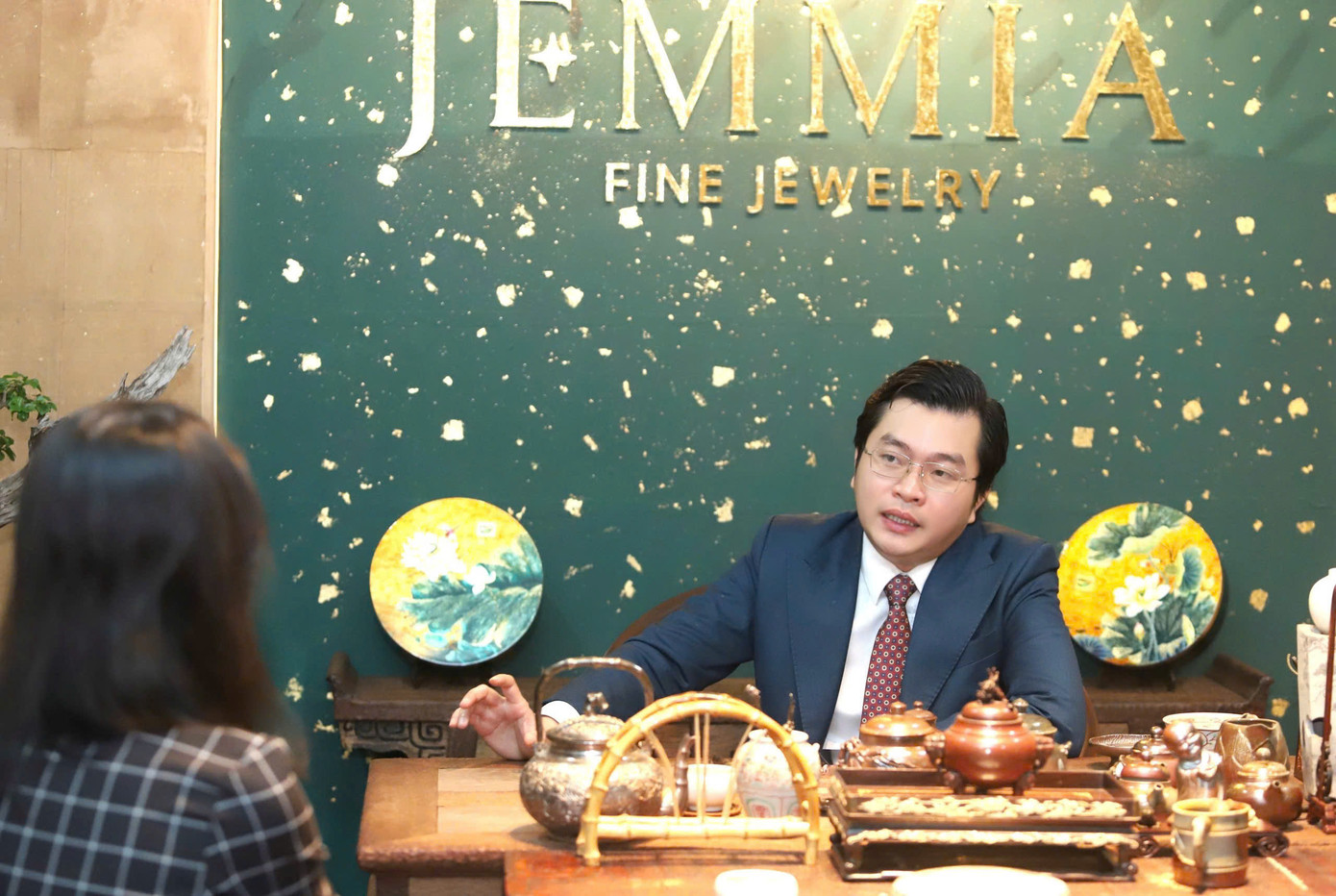 Doanh nhân Đặng Tuấn Kiệt trong buổi trả lời phỏng vấn tại phòng trà ở showroom Jemmia. Ảnh: Ngô Tùng.