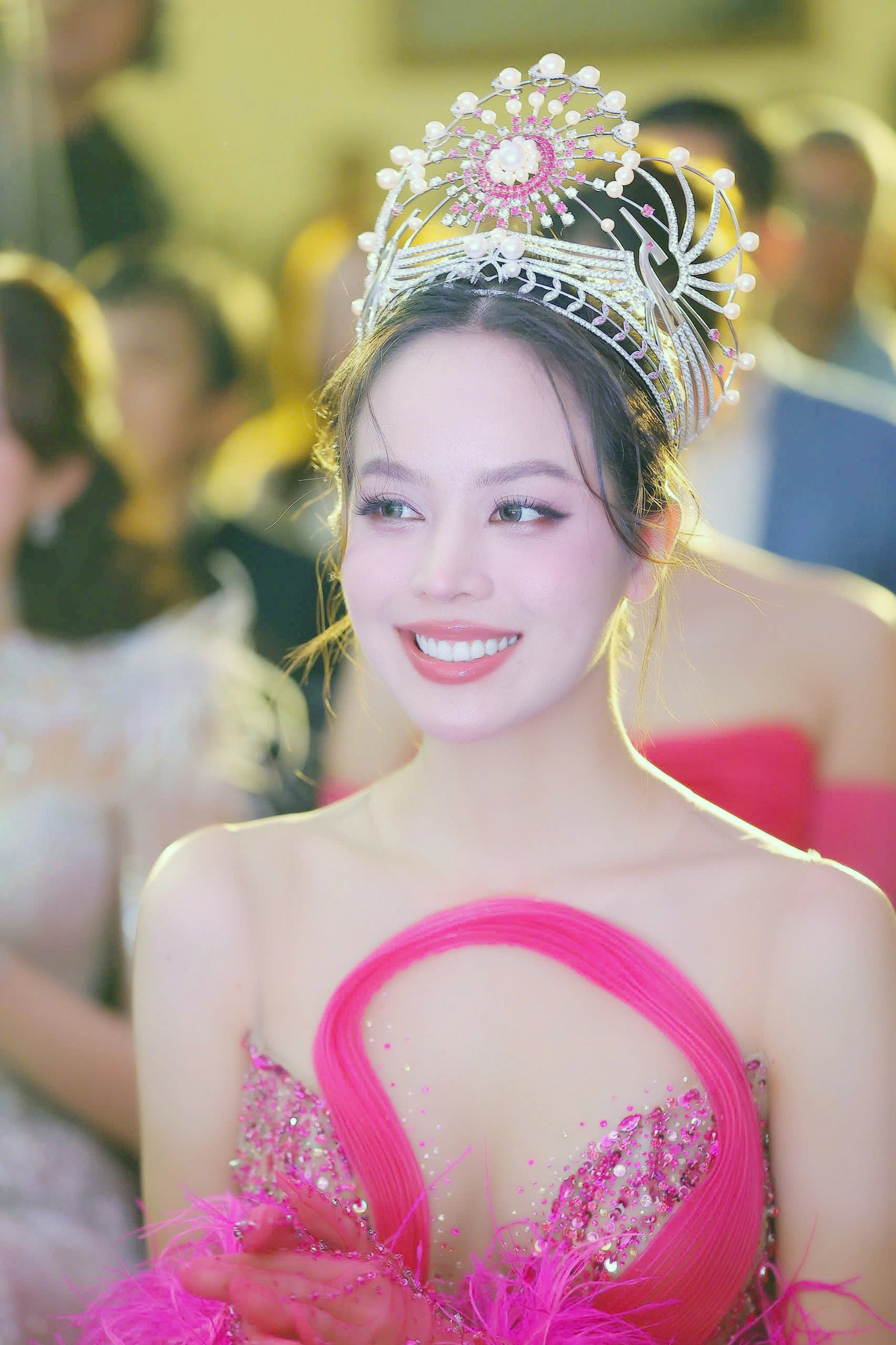 Hoa hậu Huỳnh Thị Thanh Thủy khoe vai thon tại buổi họp báo.