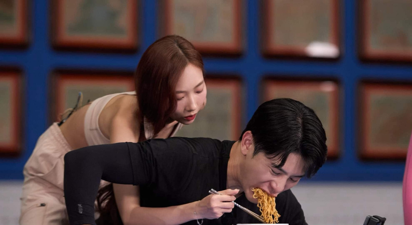 Một số hình ảnh gây phản cảm ở show hẹn hò Đảo thiên đường.