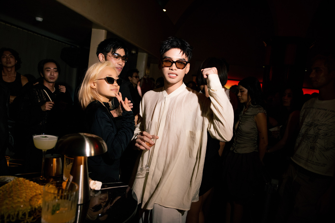 Đại diện gia đình và các nhà sản xuất có mặt tại lễ ra mắt album. Đại diện gia đình và các nhà sản xuất có mặt tại lễ ra mắt album.