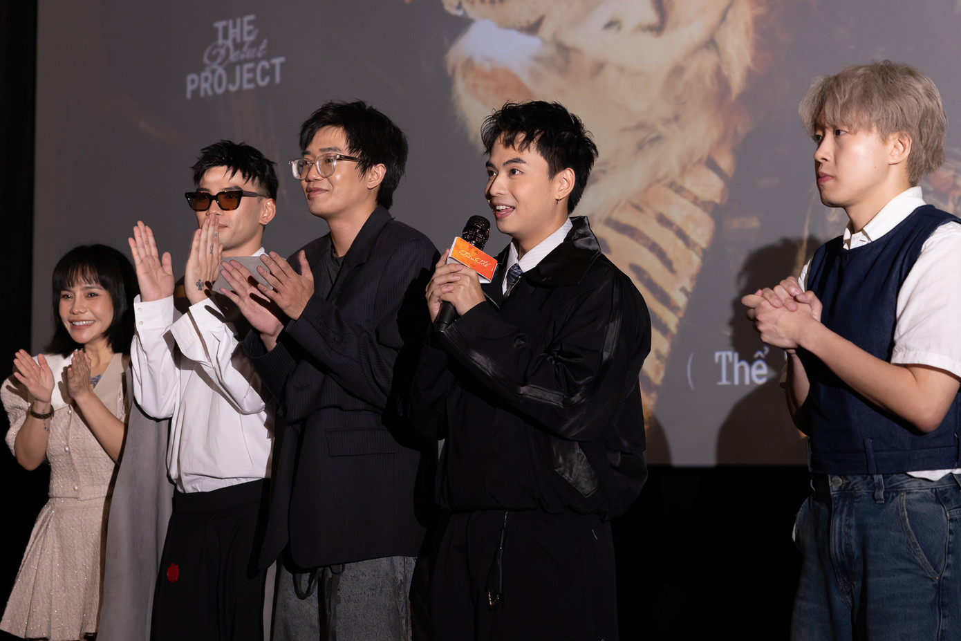 Đại diện gia đình và các nhà sản xuất có mặt tại lễ ra mắt album. Đại diện gia đình và các nhà sản xuất có mặt tại lễ ra mắt album.