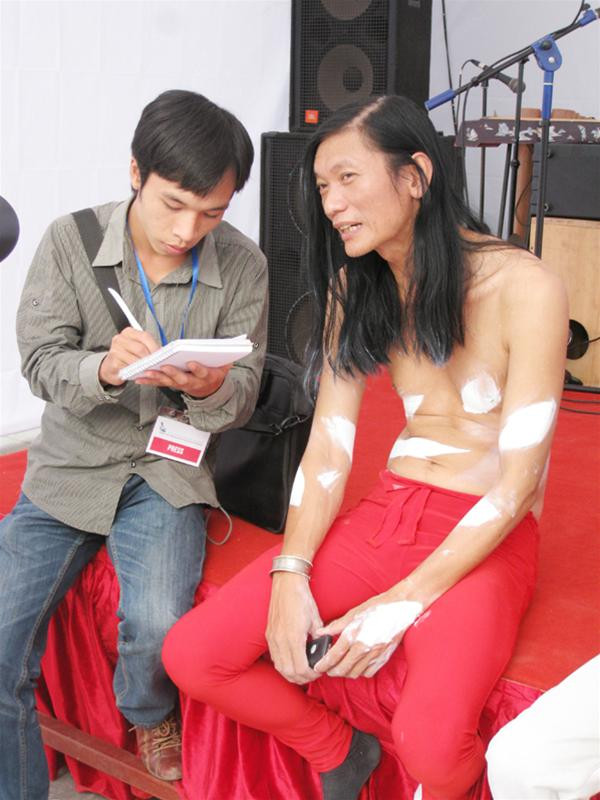 Sau màn biểu diễn hấp dẫn, rất nhiều người đến phỏng vấn, hỏi han nghệ sĩ Đào Anh Khánh Sau màn biểu diễn hấp dẫn, rất nhiều người đến phỏng vấn, hỏi han nghệ sĩ Đào Anh Khánh