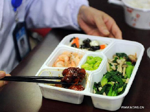 Một học giả Trung Quốc ăn cơm gà để khẳng định cúm H7N9 chết sau khi đun sôi 30 phút trong môi trường 65 độ C và 2 phút trong môi trường 100 độ C. Một học giả Trung Quốc ăn cơm gà để khẳng định cúm H7N9 chết sau khi đun sôi 30 phút trong môi trường 65 độ C và 2 phút trong môi trường 100 độ C