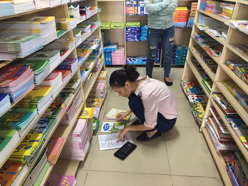 Lí do nào khiến sách giáo khoa đầu cấp ‘cháy hàng’, giá vọt cao? ảnh 1