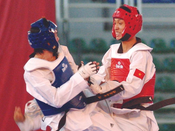 Niềm hy vọng Lê Huỳnh Châu (phải) của Taekwondo và TTVN tại Olympic London 2012