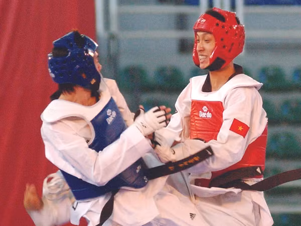 Niềm hy vọng Lê Huỳnh Châu (phải) của Taekwondo và TTVN tại Olympic London 2012