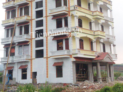 Ngoài ra, Tàng còn có mấy căn hộ bạc tỉ ở tòa nhà cao nhất Việt Nam Keangnam (Hà Nội). Tàng cũng mua thêm chung cư và đã chuyển khẩu về khu vực quận Hà Đông, Hà Nội