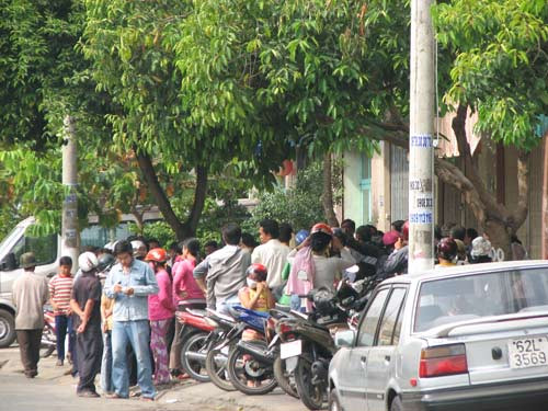 Người dân hiếu kỳ theo dõi các cơ quan chức năng khám nghiệm hiện trường vụ tự tử của ông Phan Thanh Vân