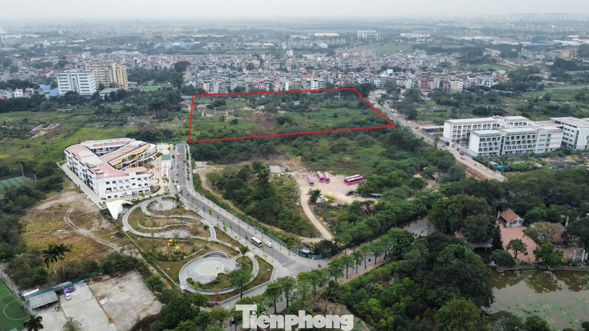 Công ty cổ phần Đầu tư Bất động sản Song Lộc trúng đấu giá khu đất 4,4ha (khoanh đỏ - PV) để thực hiện dự án đầu tư xây dựng nhà ở thấp tầng, thuộc Khu đô thị Nam hồ Linh Đàm (quận Hoàng Mai, Hà Nội) với giá hơn 1.827 tỷ đồng. Công ty cổ phần Đầu tư Bất động sản Song Lộc trúng đấu giá khu đất 4,4ha (khoanh đỏ - PV) để thực hiện dự án đầu tư xây dựng nhà ở thấp tầng, thuộc Khu đô thị Nam hồ Linh Đàm (quận Hoàng Mai, Hà Nội) với giá hơn 1.827 tỷ đồng.