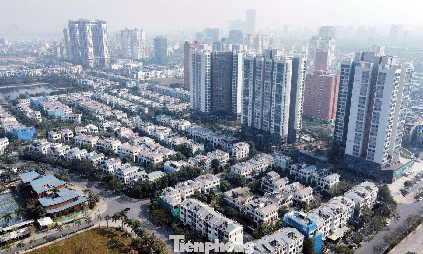 Các chuyên gia dự báo năm 2025, giá chung cư sẽ khó giảm, tuy nhiên, đà tăng giá sẽ chậm lại, theo xu hướng ổn định hơn, không còn tình trạng sốt nóng như thời gian qua. Ảnh: Ninh Phan. Các chuyên gia dự báo năm 2025, giá chung cư sẽ khó giảm, tuy nhiên, đà tăng giá sẽ chậm lại, theo xu hướng ổn định hơn, không còn tình trạng sốt nóng như thời gian qua. Ảnh: Ninh Phan.