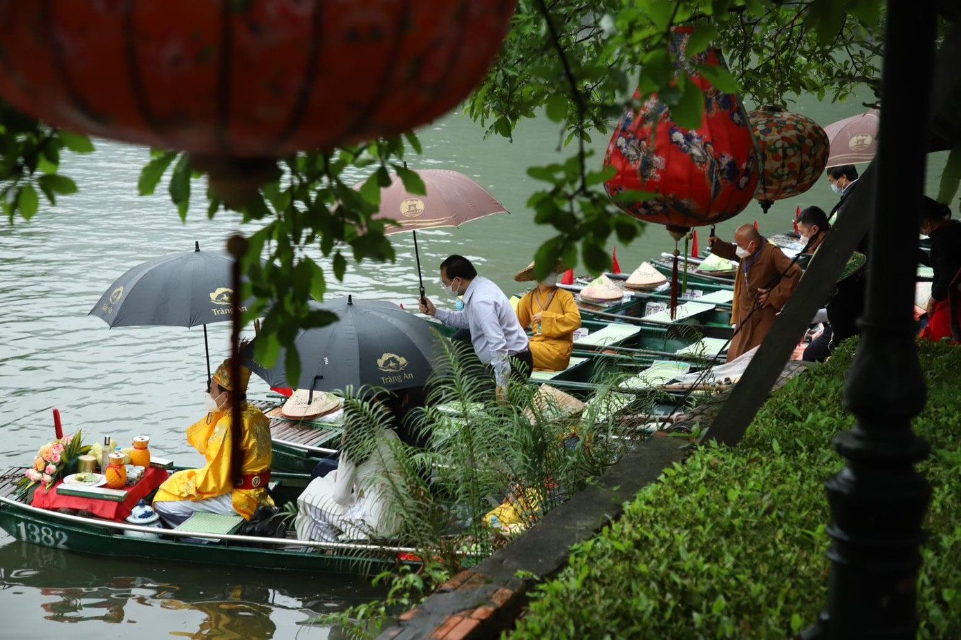 Du khách tại bến thuyền Tràng An. Ảnh: N.L