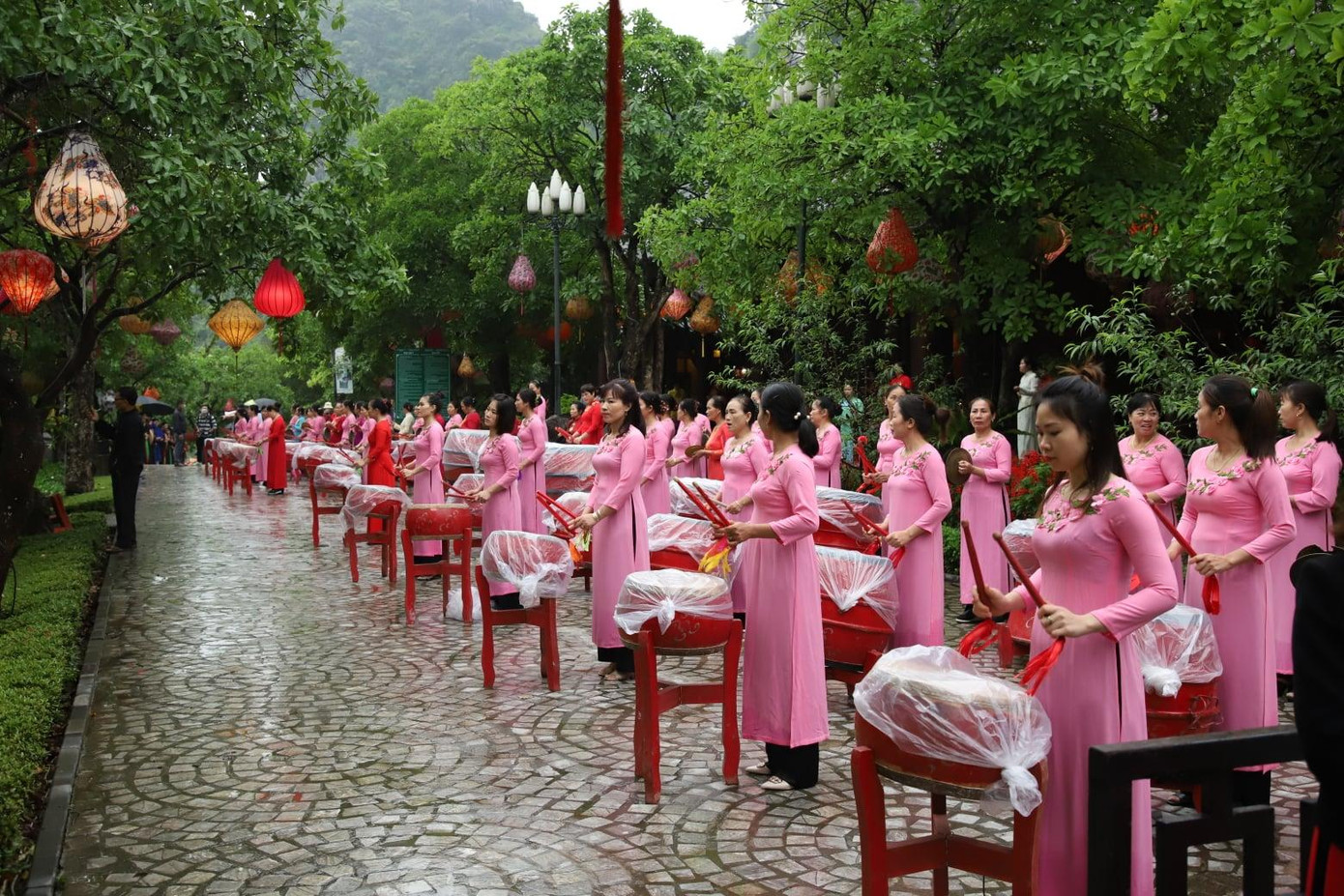 Màn trống khai mạc Lễ hội Tràng An. Ảnh: N.L