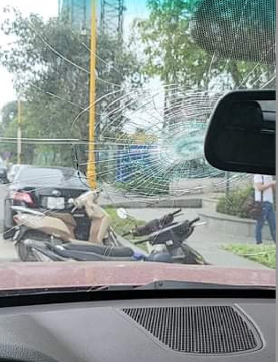 Kính chắn gió của chiếc ô tô vỡ toang.