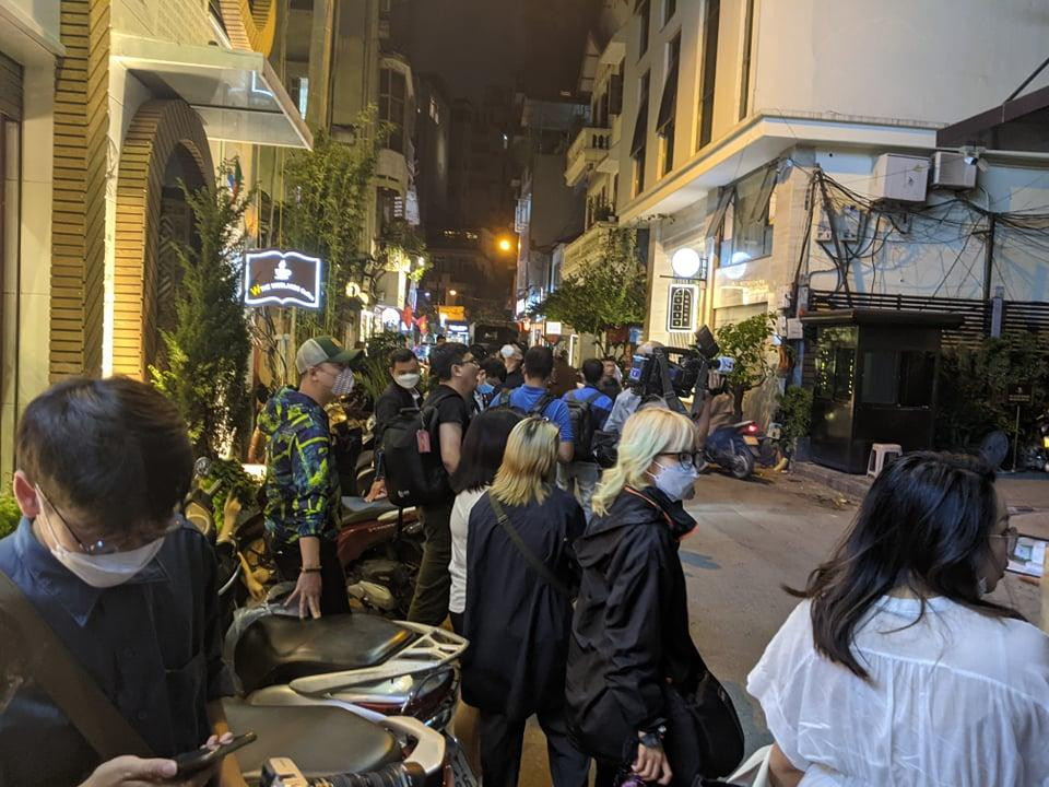 Nhiều người dân hiếu kỳ theo dõi việc khám xét trụ sở Tập đoàn Tân Hoàng Minh tối 5/4. Nhiều người dân hiếu kỳ theo dõi việc khám xét trụ sở Tập đoàn Tân Hoàng Minh tối 5/4.