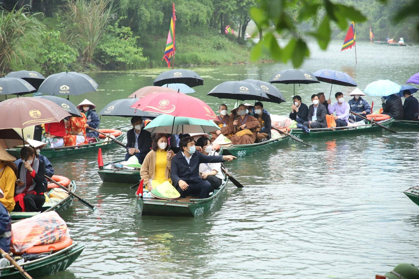 Du khách trên dòng sông Ngô Đồng. Ảnh: N.L