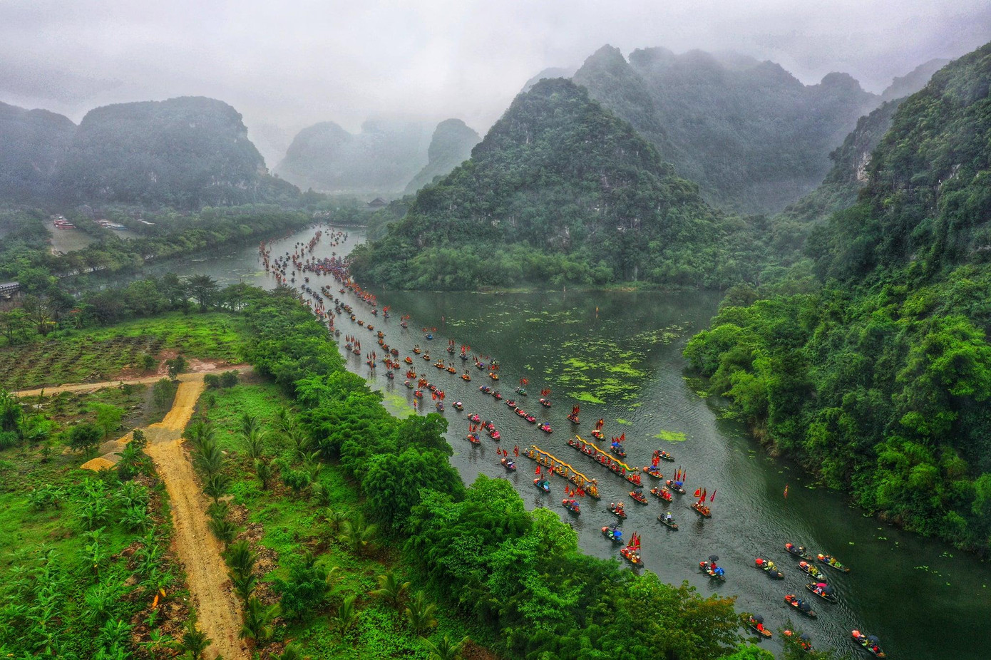 Lễ hội Tràng An 2022 nhìn từ trên cao.