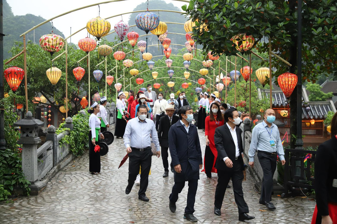 Lãnh đạo tỉnh Ninh Bình tại Lễ hội Tràng An. Ảnh: N.L