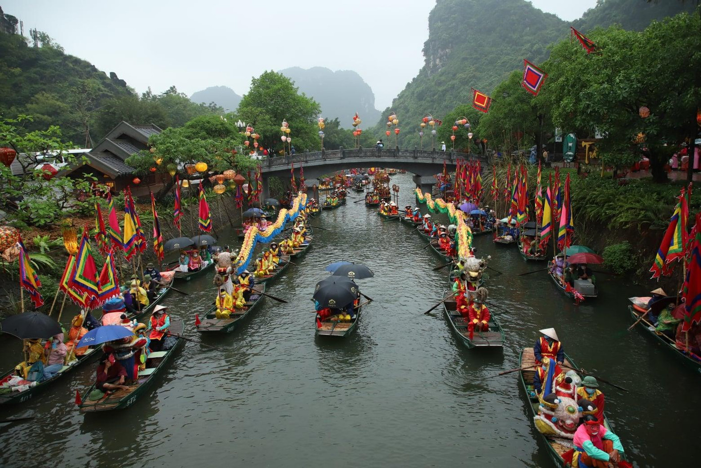 Thuyền rồng tại lễ hội.