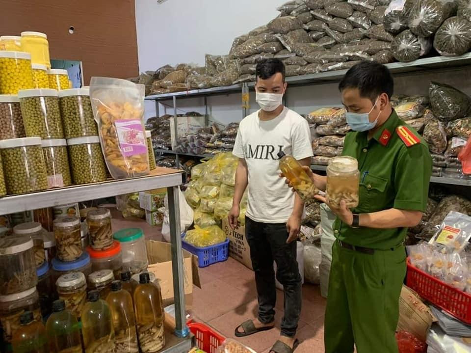 Lực lượng chức năng kiểm tra kho hàng. Lực lượng chức năng kiểm tra kho hàng.