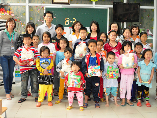 Chương trình đã đến tặng quà các bệnh nhân tại Bệnh viện Nhi T.Ư (Hà Nội)