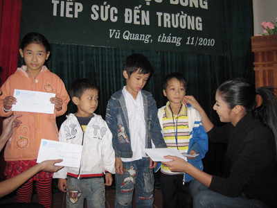 Hoa hậu Việt Nam 2010 Ngọc Hân trao học bổng cho các em học sinh