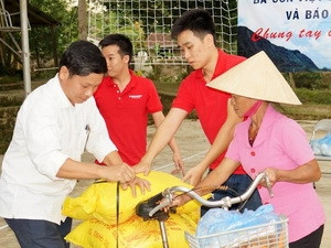 Tặng nhu yếu phẩm cho nhân dân vùng bị ảnh hưởng của bão lũ. (Nguồn: Vietnam+). Tặng nhu yếu phẩm cho nhân dân vùng bị ảnh hưởng của bão lũ. (Nguồn: Vietnam+)