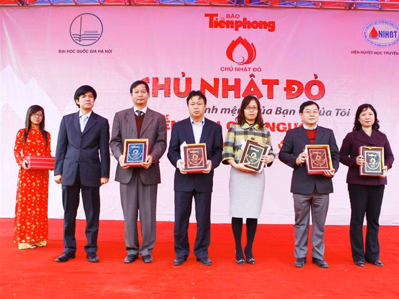 Tổng Biên tập Báo Tiền Phong Đoàn Công Huynh trao kỷ niệm chương cho những đơn vị tham gia tổ chức và tài trợ Ngày Chủ Nhật Đỏ. Ảnh: CLB Tia chớp