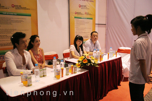 Trúc Diễm và các thành viên trong ban giám khảo nghiêm túc làm việc