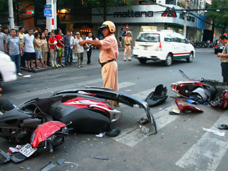 Những xe máy bị xe Toyota đâm nằm la liệt chiều 30/3