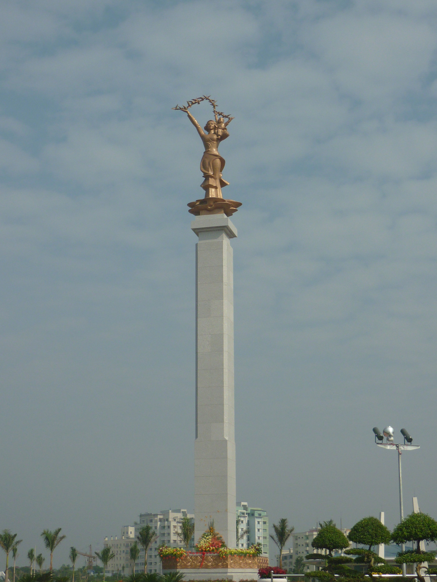 Tượng đài Hòa bình, làm bằng đồng, nặng 20 tấn, cao 7,2 m, đặt trên đế cao 22,8m, do nhà điêu khắc Nguyễn Phú Cường thiết kế