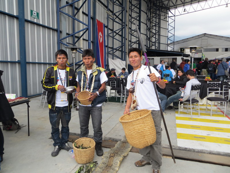 Nhóm thanh niên Ecuador bán các vật dụng của thổ dân Amazon và cả một bộ da trăn