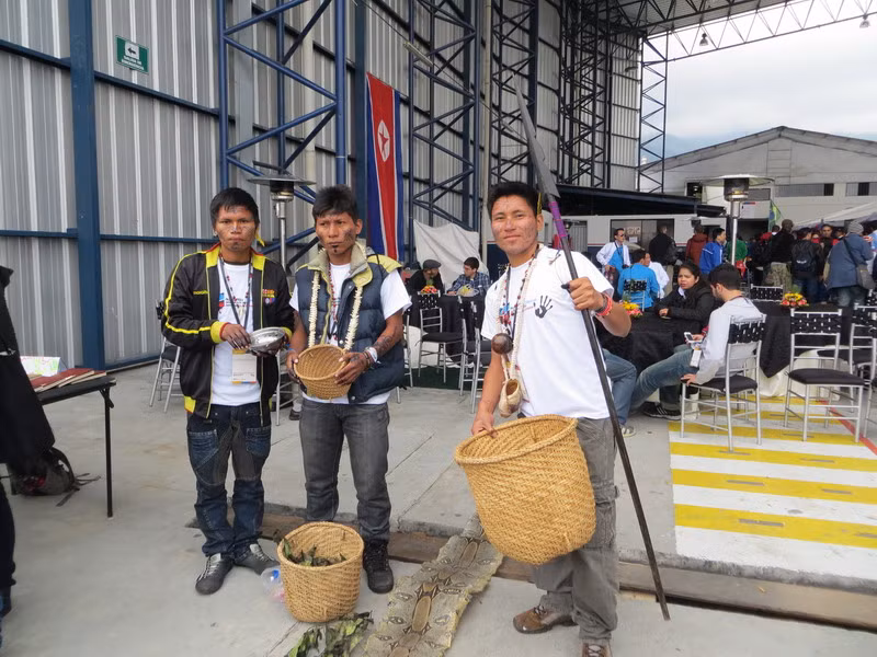 Nhóm thanh niên Ecuador bán các vật dụng của thổ dân Amazon và cả một bộ da trăn. Nhóm thanh niên Ecuador bán các vật dụng của thổ dân Amazon và cả một bộ da trăn
