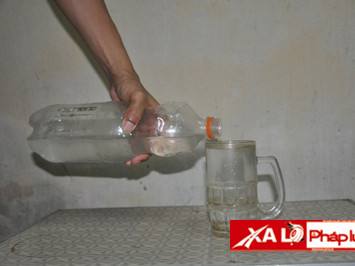 Bằng mắt thường, rất khó phát hiện rượu độc hay rượu quê “xịn”. Bằng mắt thường, rất khó phát hiện rượu độc hay rượu quê “xịn”